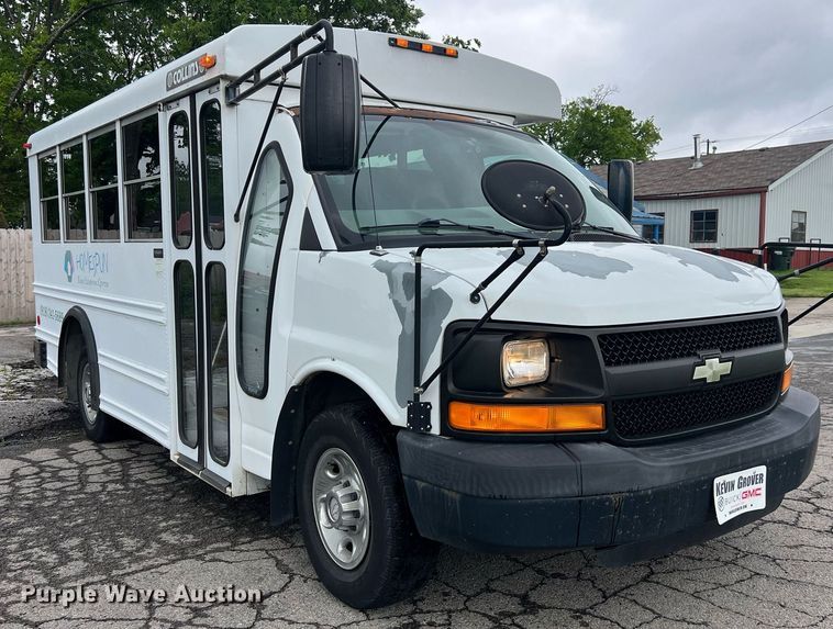 image for item EL2072 2007 Chevrolet Express 3500 shuttle bus
