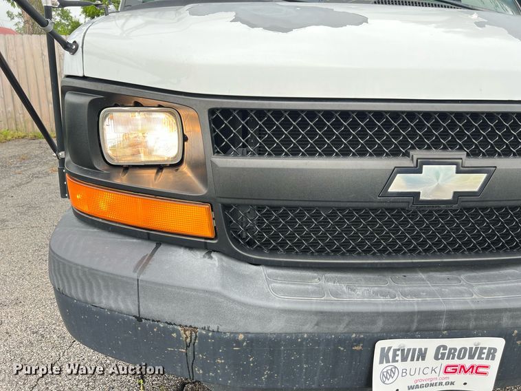 image for item EL2072 2007 Chevrolet Express 3500 shuttle bus