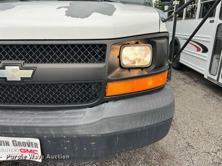 image for item EL2072 2007 Chevrolet Express 3500 shuttle bus