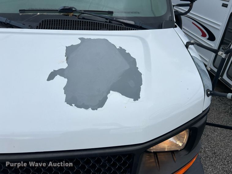 image for item EL2072 2007 Chevrolet Express 3500 shuttle bus