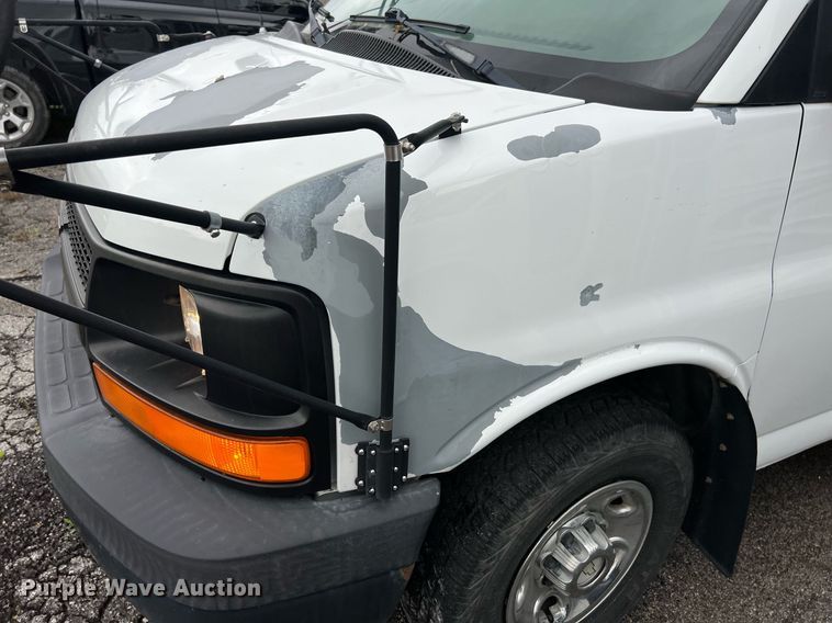 image for item EL2072 2007 Chevrolet Express 3500 shuttle bus