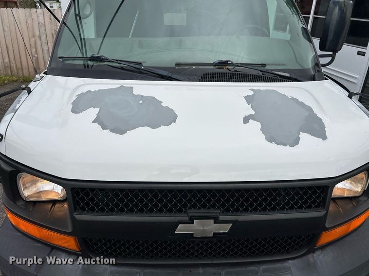 image for item EL2072 2007 Chevrolet Express 3500 shuttle bus