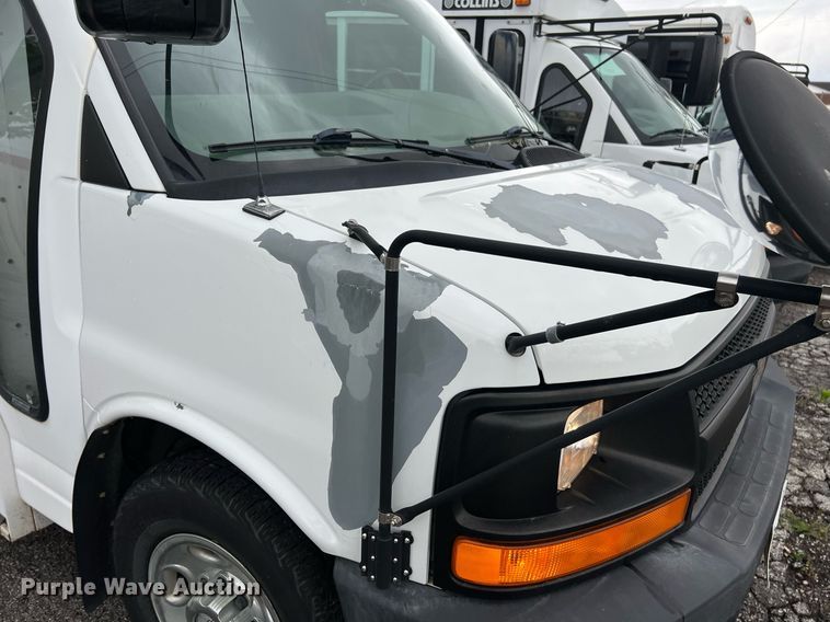 image for item EL2072 2007 Chevrolet Express 3500 shuttle bus