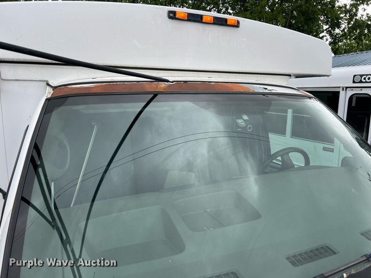 image for item EL2072 2007 Chevrolet Express 3500 shuttle bus