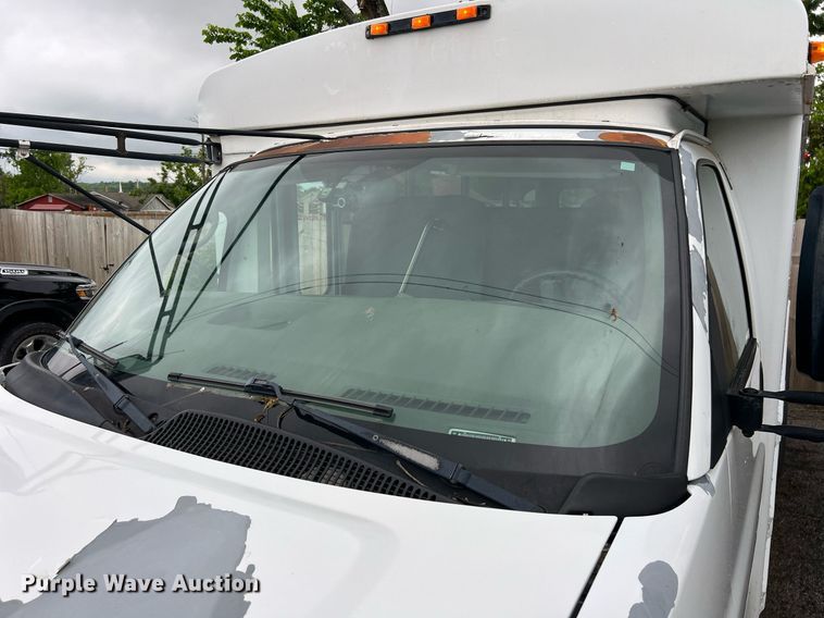 image for item EL2072 2007 Chevrolet Express 3500 shuttle bus