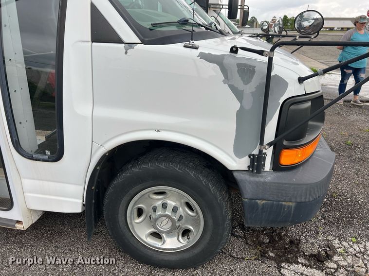 image for item EL2072 2007 Chevrolet Express 3500 shuttle bus