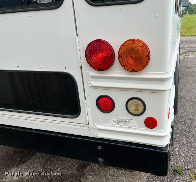 image for item EL2072 2007 Chevrolet Express 3500 shuttle bus