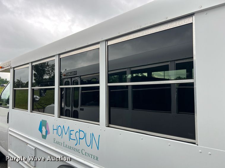 image for item EL2072 2007 Chevrolet Express 3500 shuttle bus