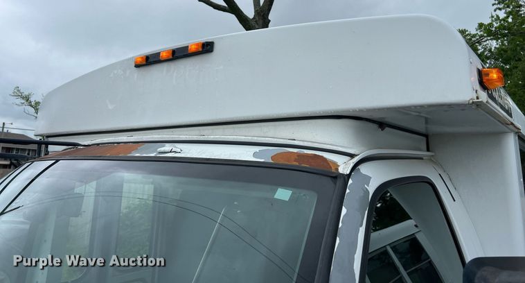 image for item EL2072 2007 Chevrolet Express 3500 shuttle bus