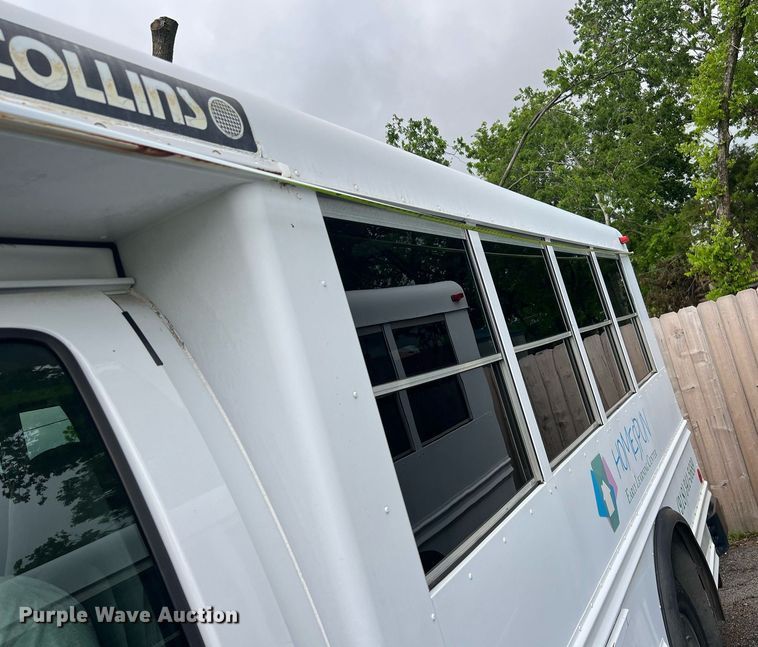 image for item EL2072 2007 Chevrolet Express 3500 shuttle bus