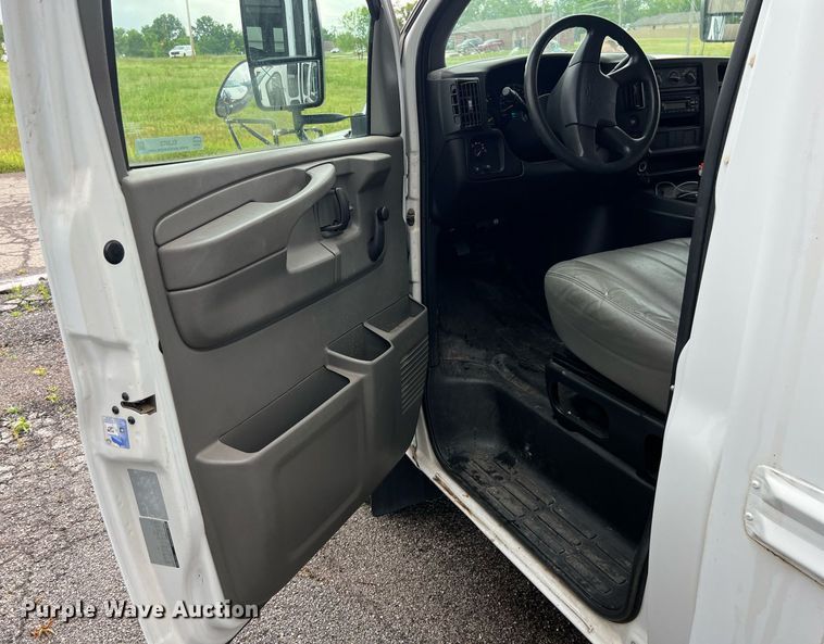image for item EL2072 2007 Chevrolet Express 3500 shuttle bus