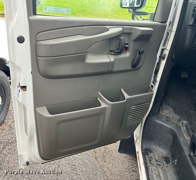 image for item EL2072 2007 Chevrolet Express 3500 shuttle bus