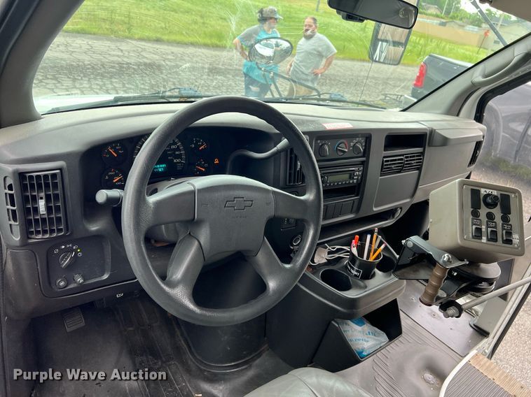 image for item EL2072 2007 Chevrolet Express 3500 shuttle bus