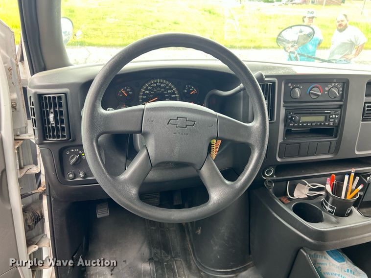 image for item EL2072 2007 Chevrolet Express 3500 shuttle bus