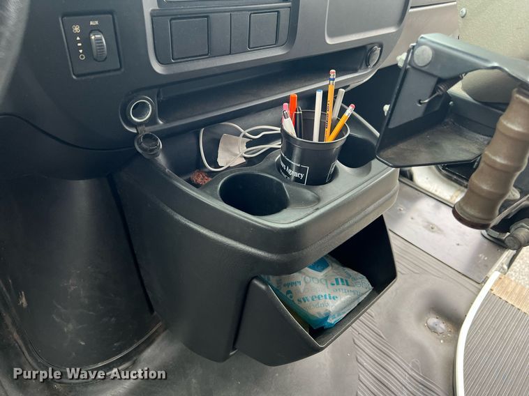 image for item EL2072 2007 Chevrolet Express 3500 shuttle bus