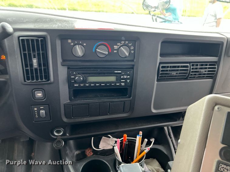 image for item EL2072 2007 Chevrolet Express 3500 shuttle bus