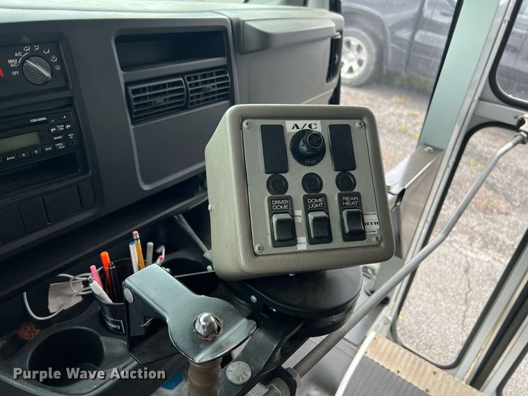 image for item EL2072 2007 Chevrolet Express 3500 shuttle bus