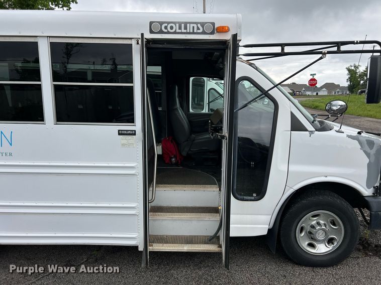 image for item EL2072 2007 Chevrolet Express 3500 shuttle bus