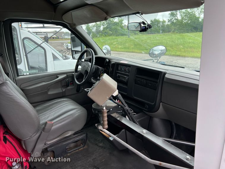 image for item EL2072 2007 Chevrolet Express 3500 shuttle bus