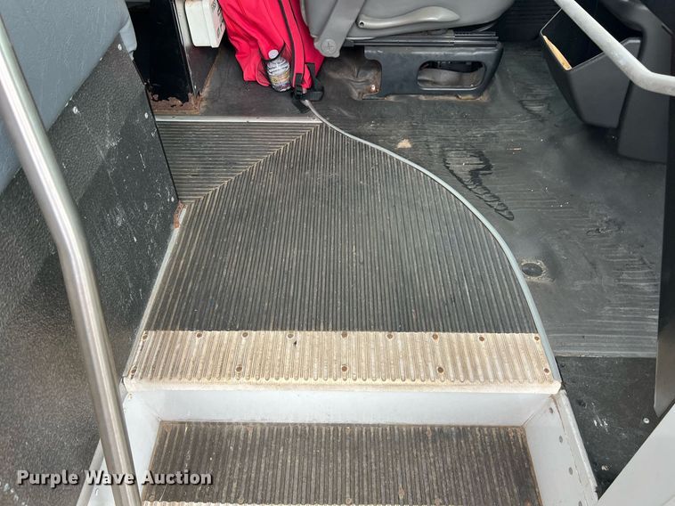 image for item EL2072 2007 Chevrolet Express 3500 shuttle bus