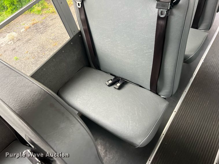 image for item EL2072 2007 Chevrolet Express 3500 shuttle bus