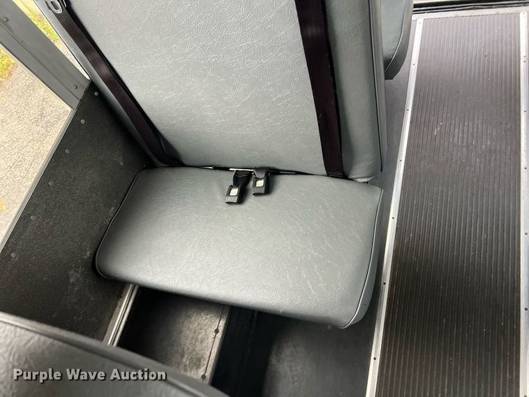 image for item EL2072 2007 Chevrolet Express 3500 shuttle bus