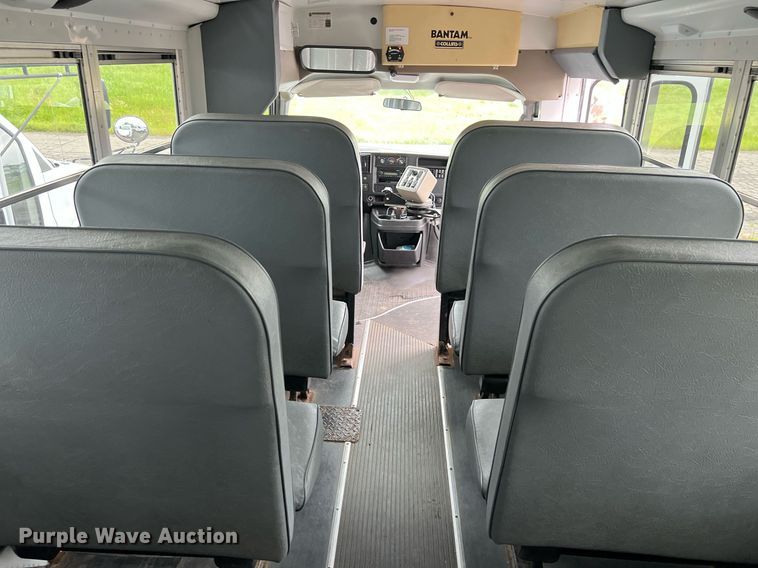 image for item EL2072 2007 Chevrolet Express 3500 shuttle bus