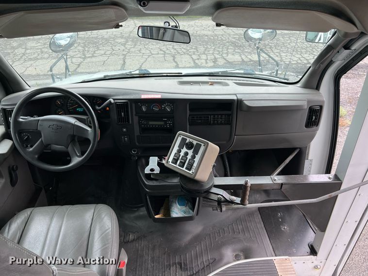 image for item EL2072 2007 Chevrolet Express 3500 shuttle bus