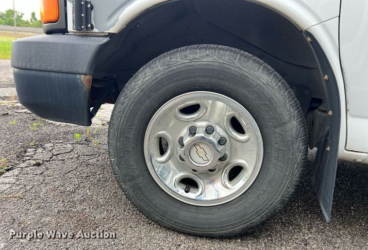 image for item EL2072 2007 Chevrolet Express 3500 shuttle bus