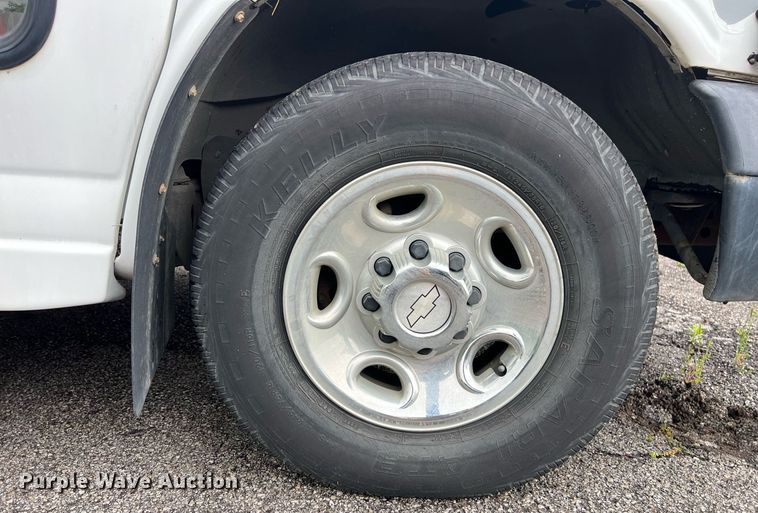 image for item EL2072 2007 Chevrolet Express 3500 shuttle bus