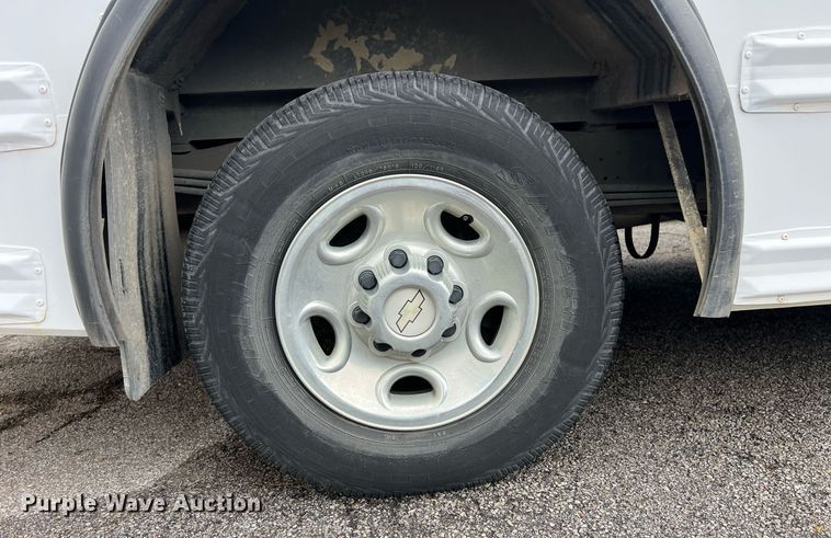 image for item EL2072 2007 Chevrolet Express 3500 shuttle bus
