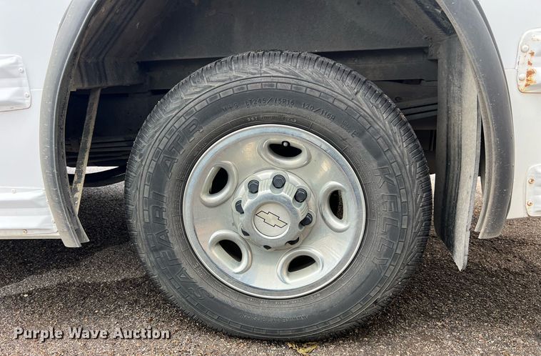 image for item EL2072 2007 Chevrolet Express 3500 shuttle bus