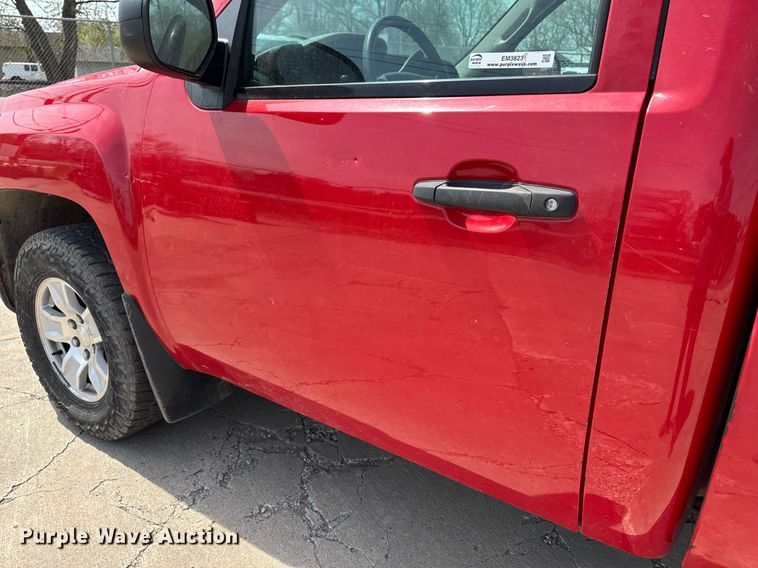 image for item EM3823 2013 Chevrolet Silverado 1500 pickup truck