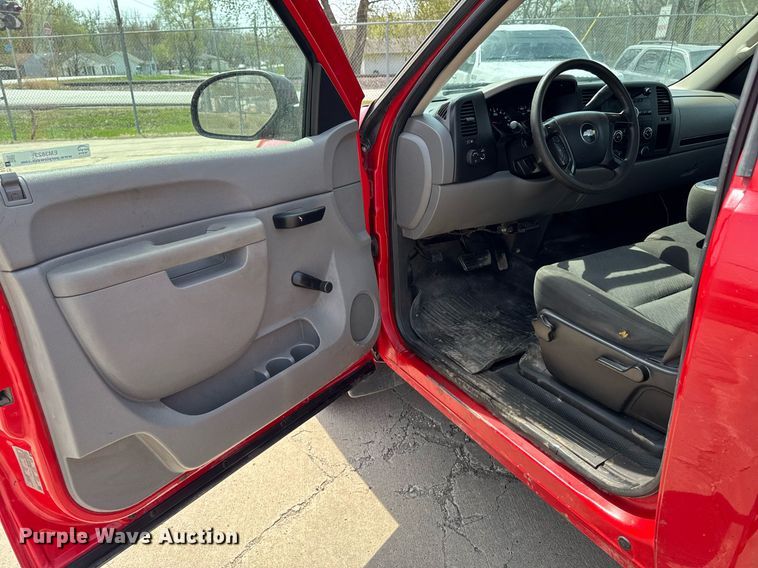 image for item EM3823 2013 Chevrolet Silverado 1500 pickup truck