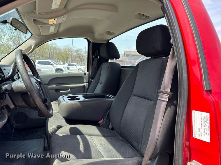 image for item EM3823 2013 Chevrolet Silverado 1500 pickup truck