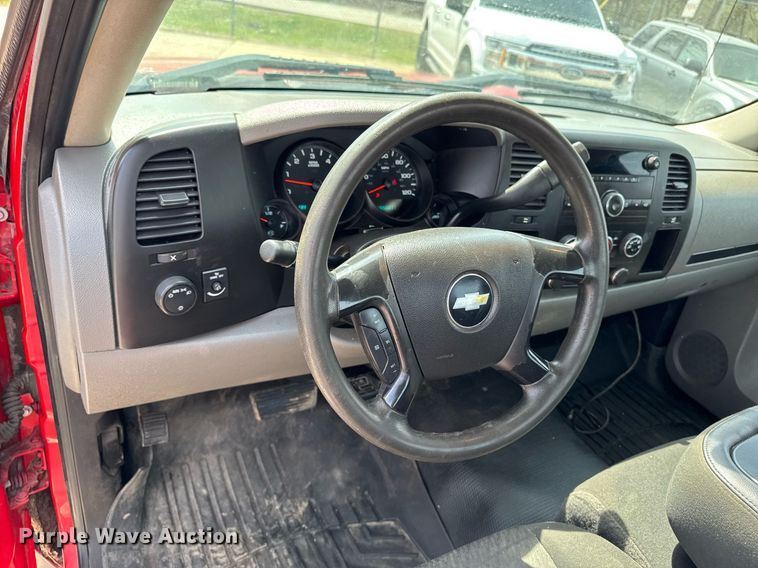 image for item EM3823 2013 Chevrolet Silverado 1500 pickup truck