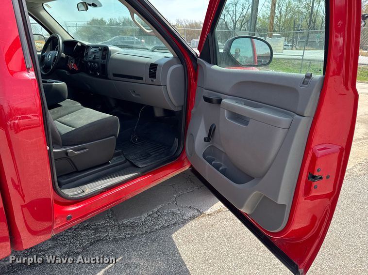 image for item EM3823 2013 Chevrolet Silverado 1500 pickup truck