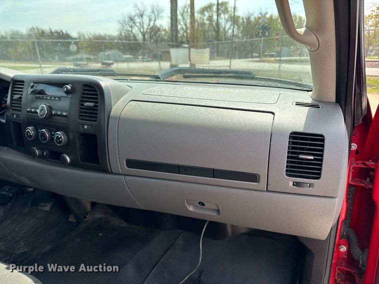 image for item EM3823 2013 Chevrolet Silverado 1500 pickup truck