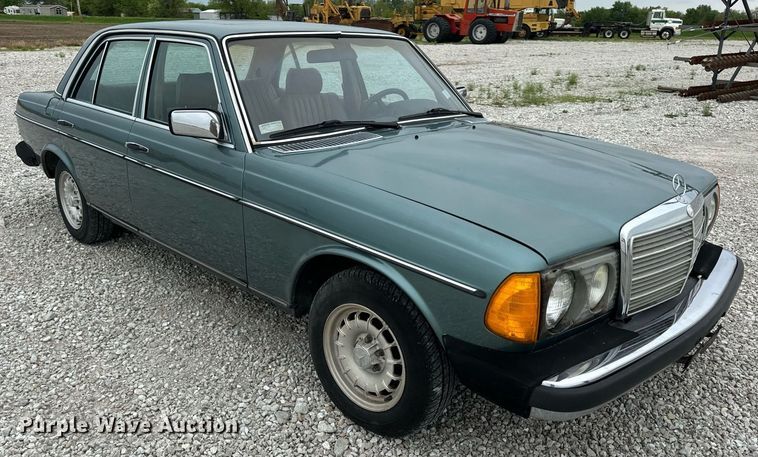 image for item EN4530 1982 Mercedes-Benz 300 