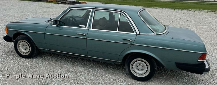 image for item EN4530 1982 Mercedes-Benz 300 