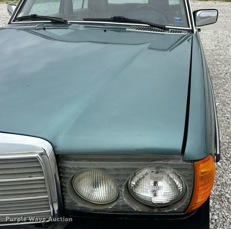 image for item EN4530 1982 Mercedes-Benz 300 
