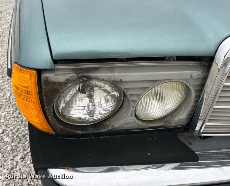 image for item EN4530 1982 Mercedes-Benz 300 