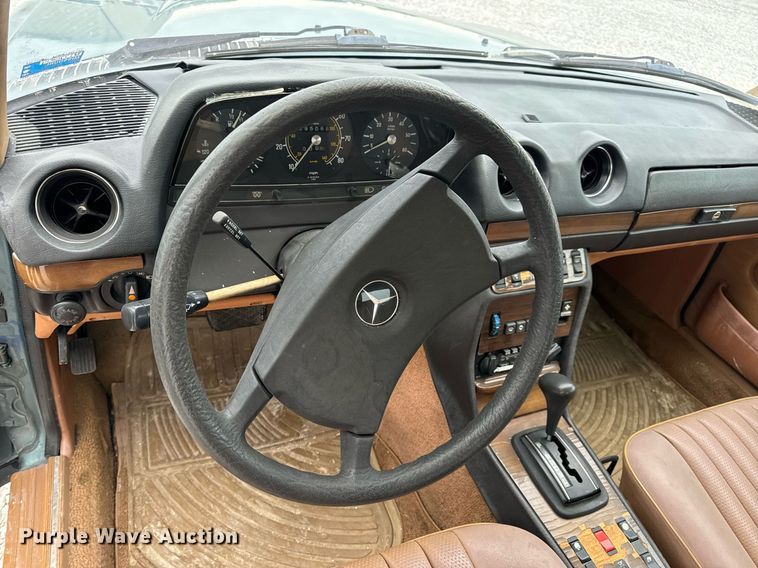 image for item EN4530 1982 Mercedes-Benz 300 