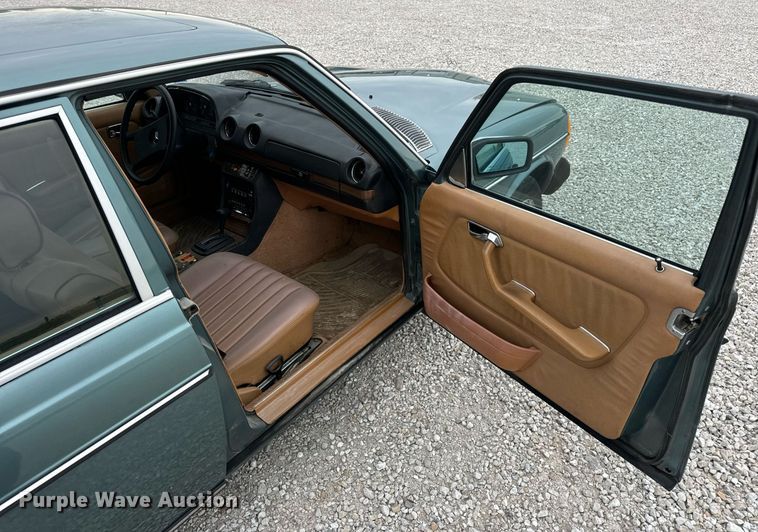 image for item EN4530 1982 Mercedes-Benz 300 