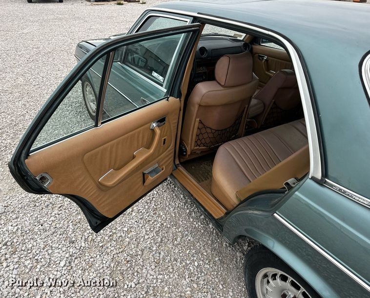 image for item EN4530 1982 Mercedes-Benz 300 