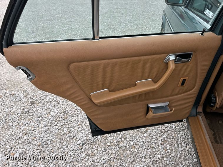 image for item EN4530 1982 Mercedes-Benz 300 