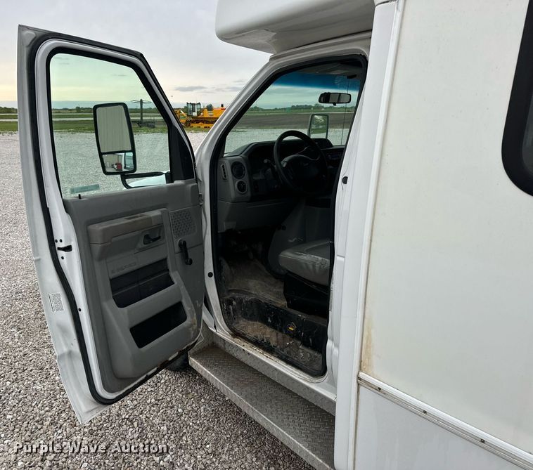 image for item EN4532 2011 Ford E450 Super Duty shuttle bus