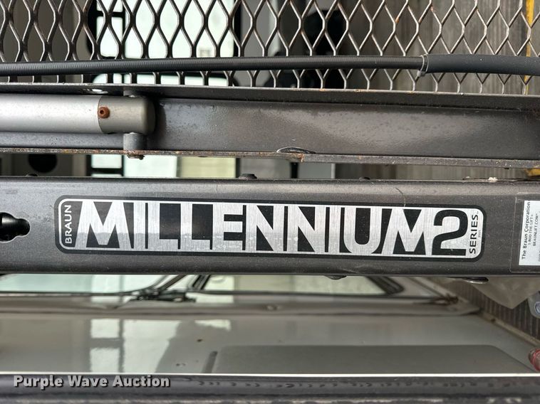 image for item EN4532 2011 Ford E450 Super Duty shuttle bus