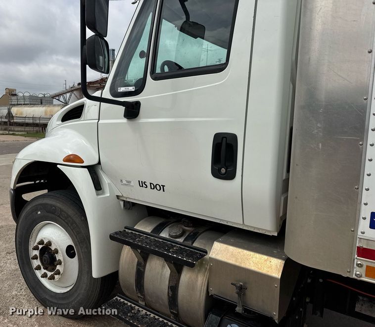 image for item EQ1423 2017 International 4300 box truck