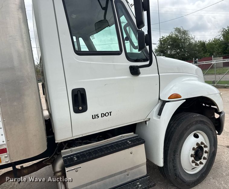 image for item EQ1423 2017 International 4300 box truck